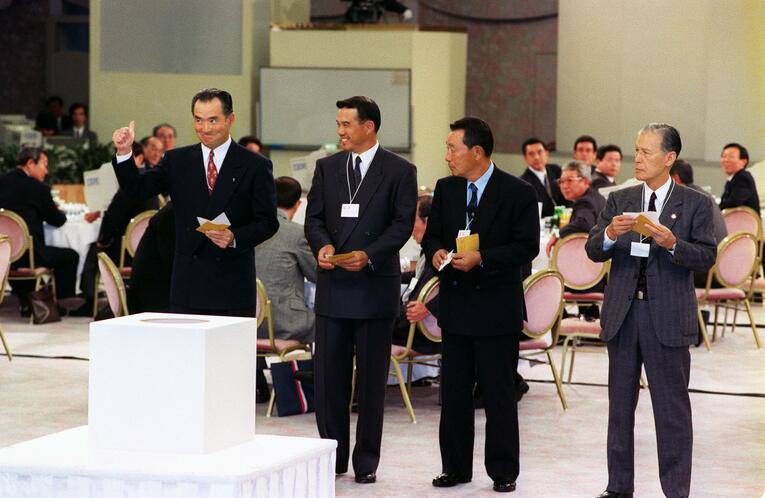 1992年ドラフト会議。4球団競合した松井秀喜を抽選で引き当て、親指を立てる巨人・長嶋茂雄監督（左端）。同2人目から阪神・中村監督、ダイエー・根本監督、中日・山中球団社長　©JIJI PRESS