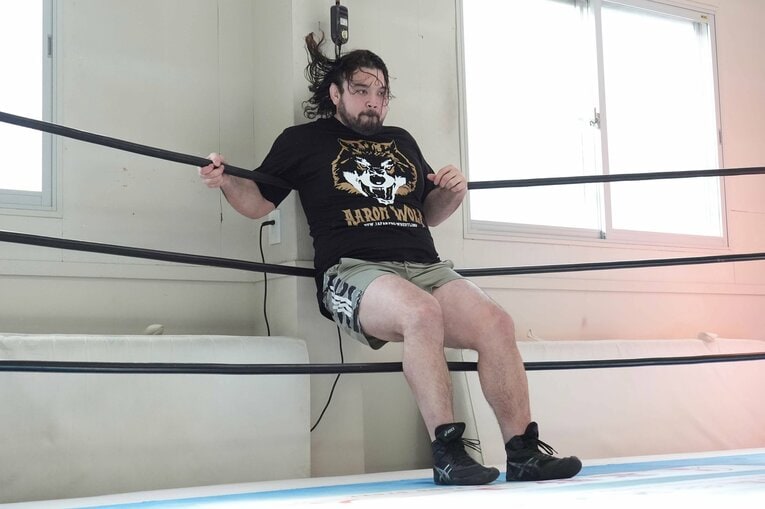 ロープワークも見せたウルフアロン　©Essei Hara