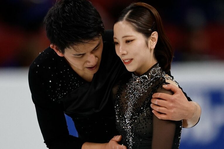 互いの怪我を乗り越え、世界選手権で銀メダルを獲得した三浦璃来、木原龍一 ／ photograph by JIJI PRESS