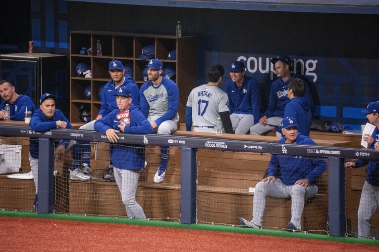 ベンチの様子（多数）。水原通訳の姿も　©Nanae Suzuki