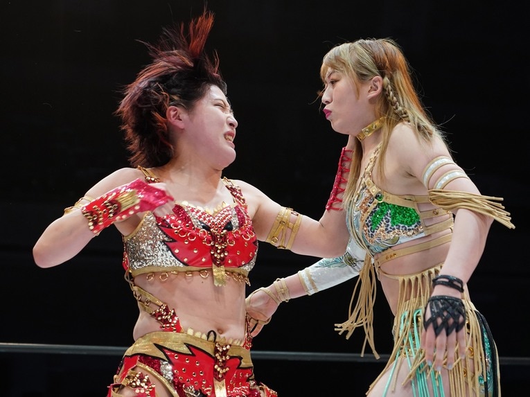上谷沙弥を殴る林下詩美　©Essei Hara