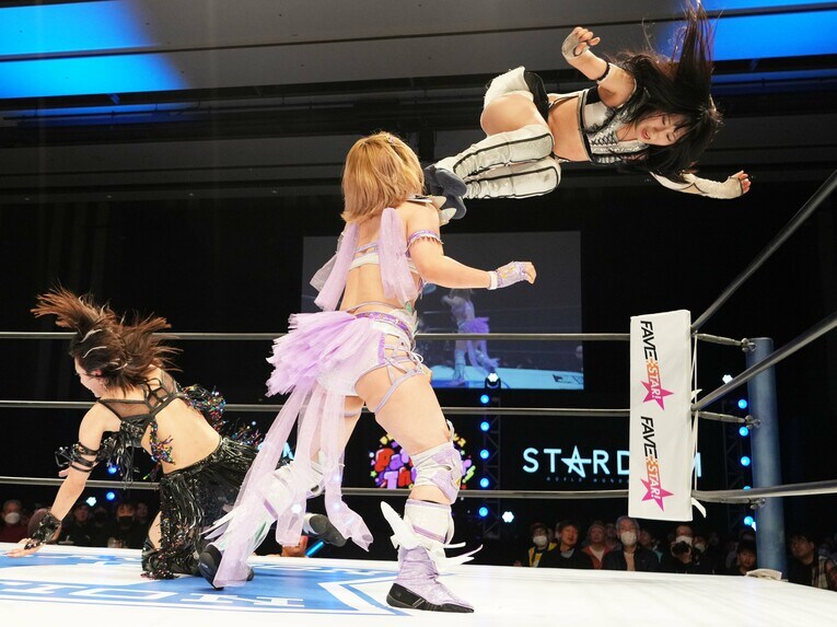 玖麗さやかがミサイルキックで中野たむを誤爆してしまう　©Essei Hara