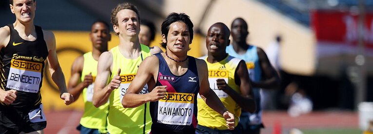 男子800mで5年ぶりに日本記録を更新した川元奨（中央）。ツイッターの自己紹介には「正直、陸上より甘いもの大好きです!!」と記されている。 ／ photograph by AFLO SPORT