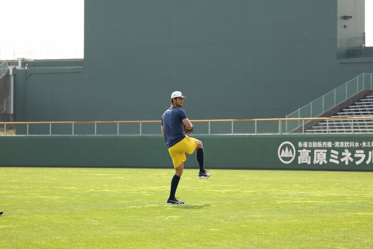 第1クール終了後、休養日に宮城大弥とのキャッチボールで見せた、まさかの左投げ