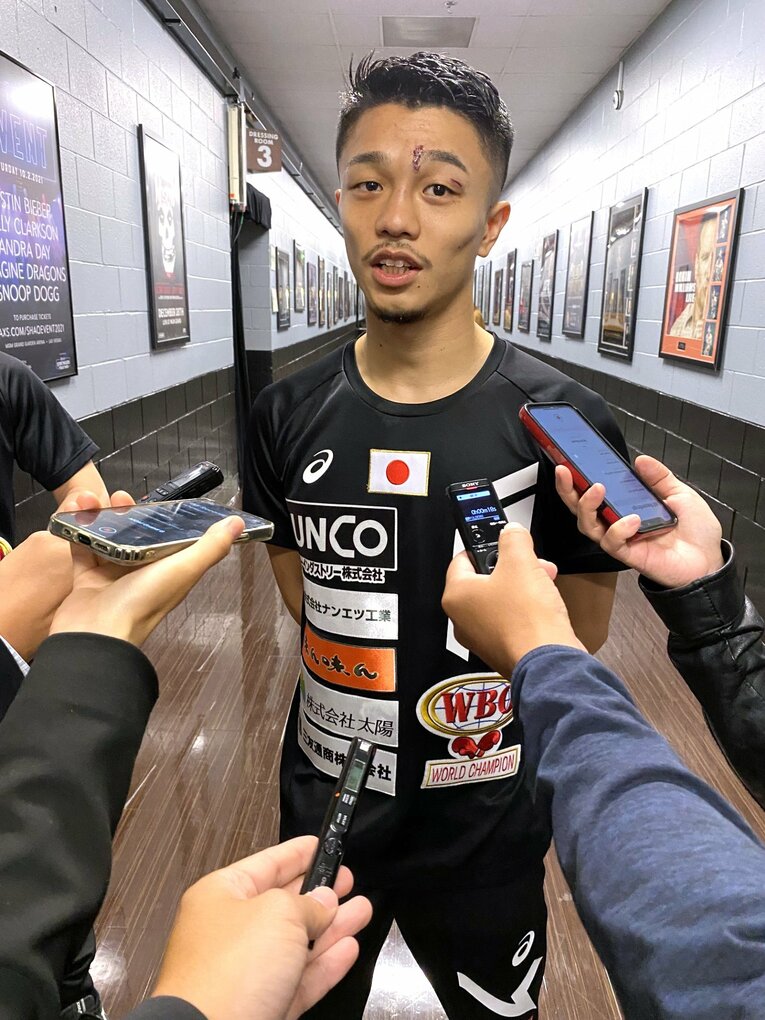 ラスベガスで2階級制覇を達成し、取材に応じる中谷潤人　©JIJI PRESS