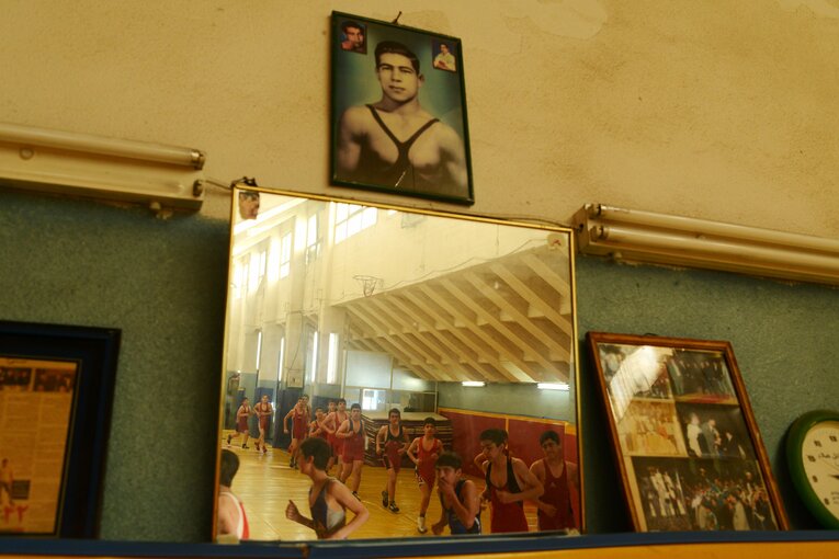 テヘランのスポーツクラブに掲げられたゴラムレザ・タクティの写真　©Getty Images