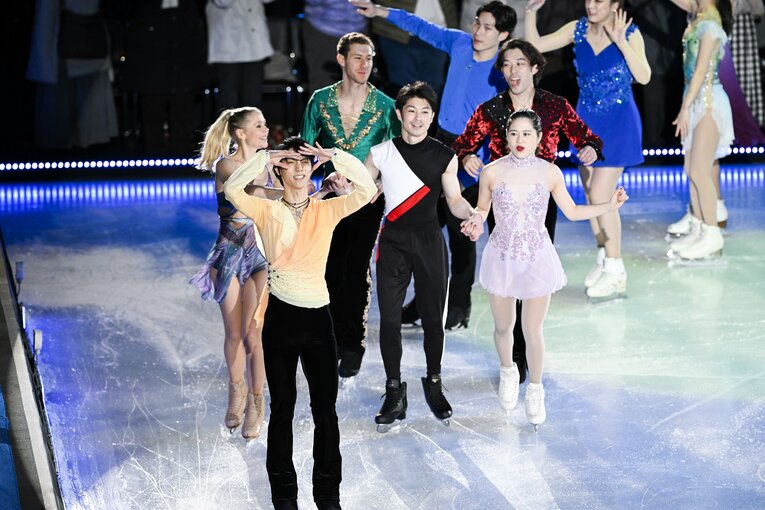 羽生の後ろで氷上に登場する内村　©Asami Enomoto