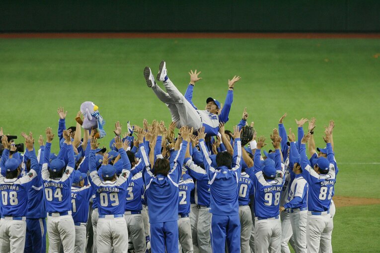 2008年、監督として優勝を飾った渡辺久信　©BUNGEISHUNJU