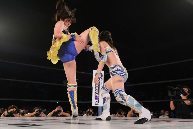 羽南のヒザ蹴りが天咲の顔面にヒット