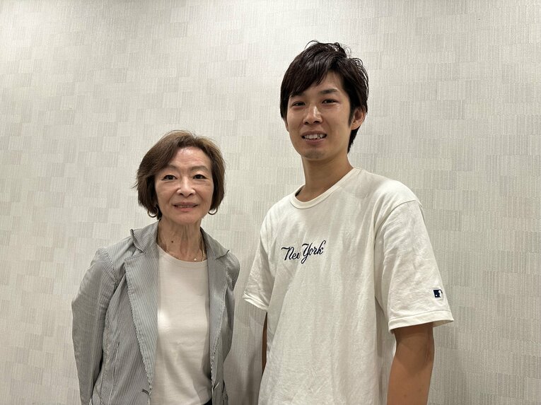 倫子夫人と、集中リハビリを担当した作業療法士の庭野航介さん　©Gantz Horie