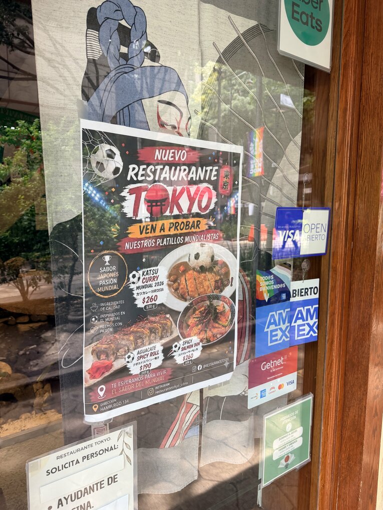 メキシコシティにあった日本料理店（写真は右に続きます）　©Kiichi Matsumototo