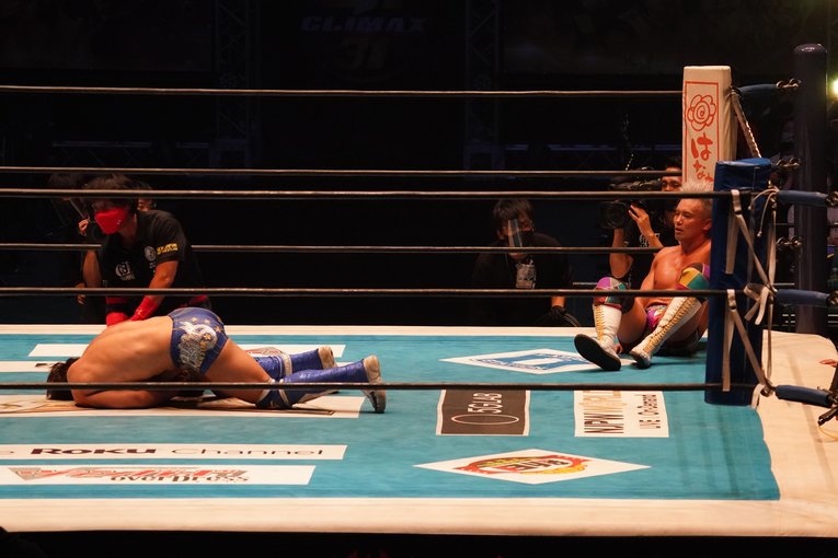 立ち上がれない飯伏を呆然とした表情で見つめるオカダ