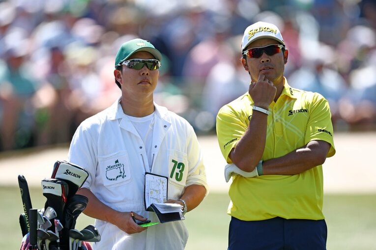 早藤キャディ（左）と狙いを擦り合わせる松山英樹　©︎Jared C. Tilton/Getty Images