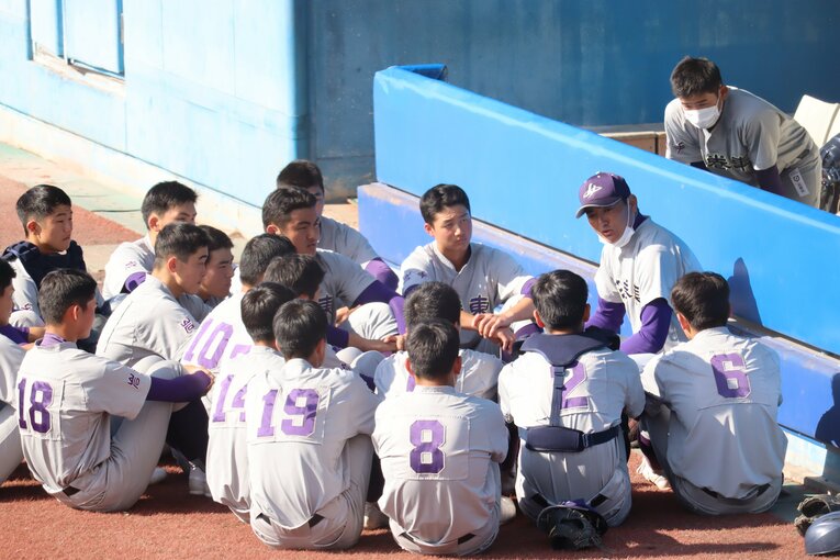 佐々木洋監督の指示を聞く長男・麟太郎ら花巻東ナイン　©Genki Taguchi