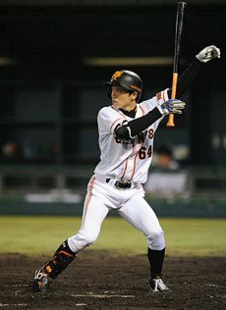 松本哲也　1984年7月3日、山梨県生まれ。山梨学院大附属高、専修大を経て'07年、育成ドラフト3巡目で入団。昨春キャンプからバットを担ぐような独特の打撃フォームに