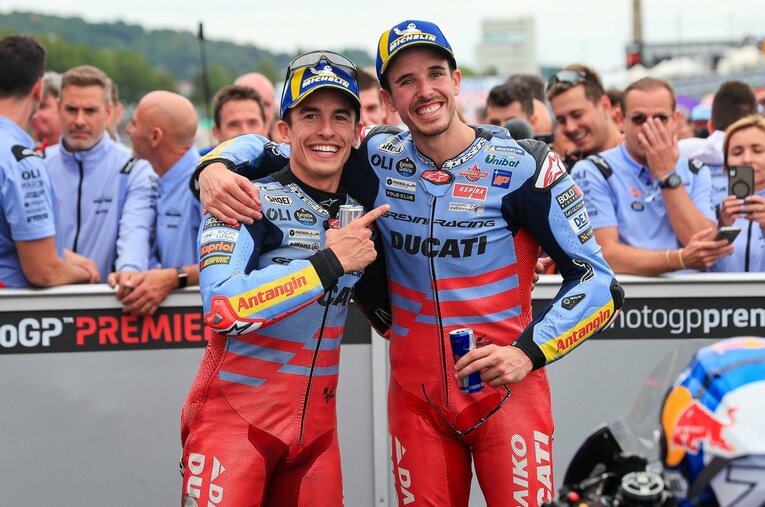 前半戦最後のレースとなったドイツGPで実弟アレックス（右・3位）とともに表彰台に上がり、喜ぶマルク・マルケス（左・2位）　©Satoshi Endo