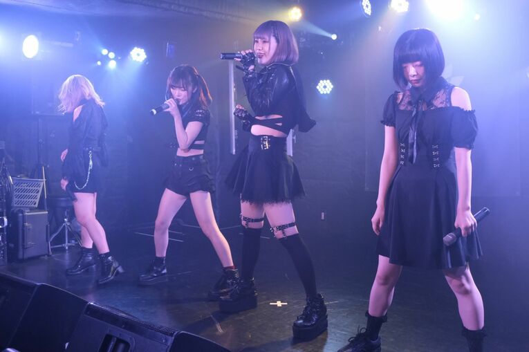 現在は「闘狂生存者-Tokyo Survivor-」のメンバーとして活動中。右から2人目が黒崎