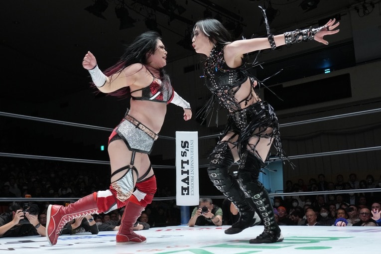 復帰した舞華と戦う上谷沙弥。12月8日、後楽園ホール　©Essei Hara