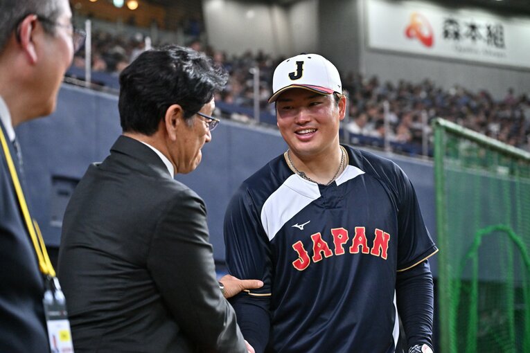 栗山英樹前監督と言葉をかわす村上宗隆　©︎Hideki Sugiyama