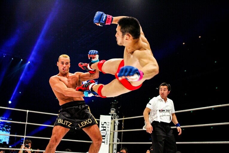 ステファン・レコにドロップキックを放つ美濃輪育久（現ミノワマン）