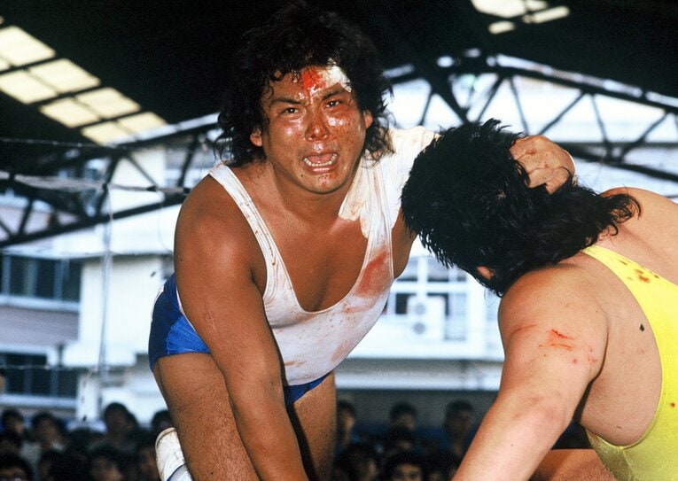 1990年8月4日、大仁田厚vsターザン後藤「ノーロープ有刺鉄線電流爆破デスマッチ」©︎BUNGEISHUNJU