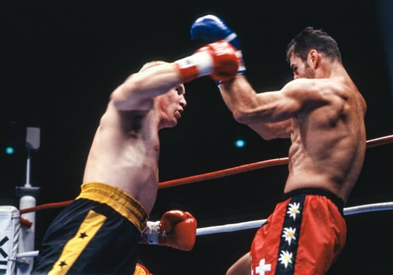 リベンジを狙ったアンディ・フグを強烈なパンチで返り討ちに　©Susumu Nagao