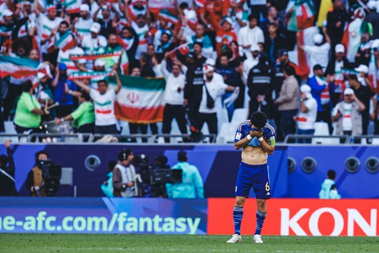 ユニフォームで顔を覆う遠藤航　©Kiichi Matsumoto