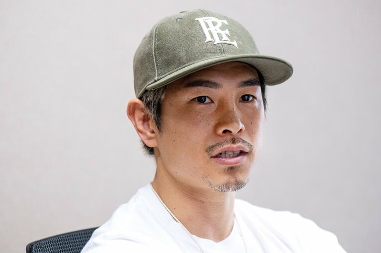 インタビューに応じる井岡一翔。5階級制覇に向けてモチベーションは高まっている　©Takashi Shimizu