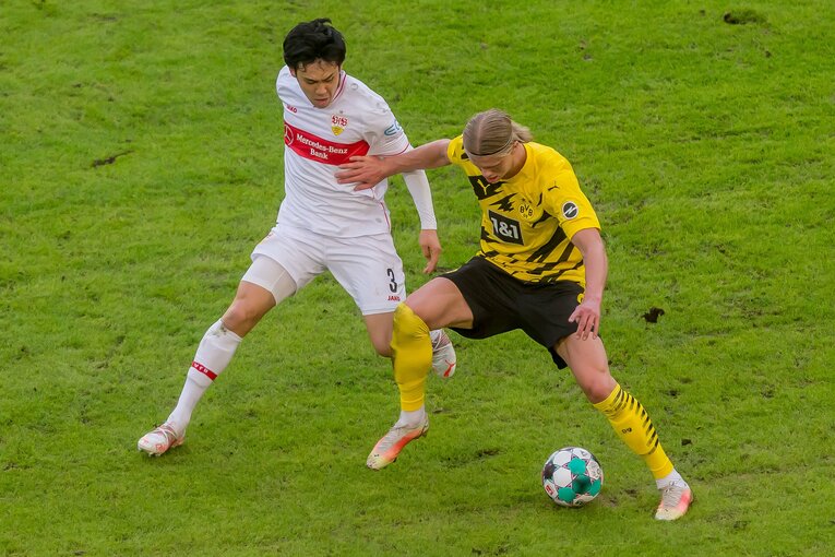 シュツットガルトにて、ハーランドをマークする遠藤