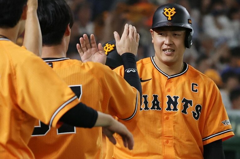 岡本和真はこの1週間、まさに「打てばホームラン」状態だった ／ photograph by JIJI PRESS