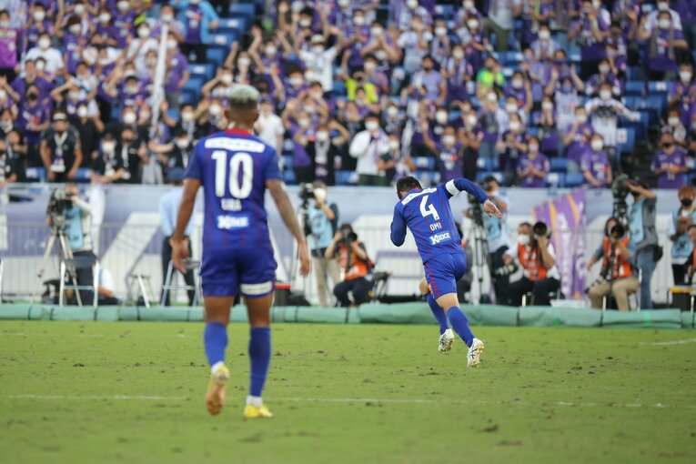 天皇杯決勝でキャプテンマークを巻いてプレーする山本英臣　©2022VFK