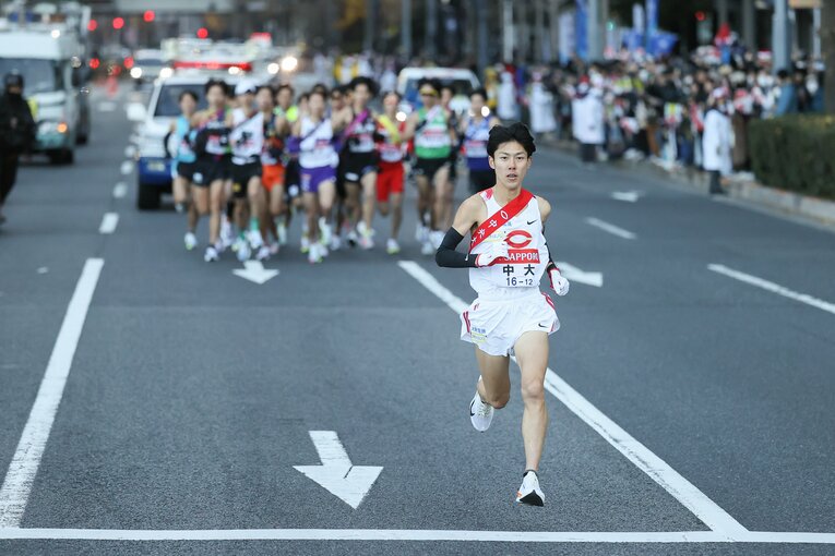 1区序盤で飛び出し、区間歴代4位となる1時間1分07秒。区間賞を獲得した中大・吉居駿恭（3年）　©JMPA