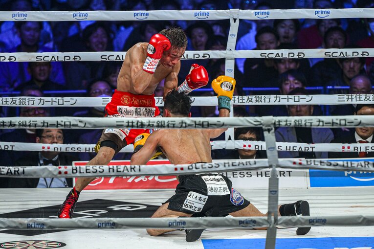 9回、堤聖也の右カウンターで前のめりに崩れ落ちる比嘉大吾（3枚目／全5枚） ©Takuya Sugiyama