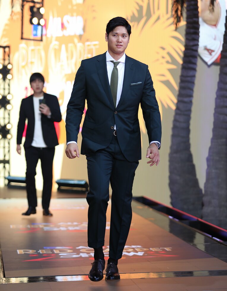 2022年のオールスター、モスグリーンのスーツでレッドカーペットに登場。前年の白T+黒ジャケットとは打って変わって、重厚感のある装いとなった　©Getty Images