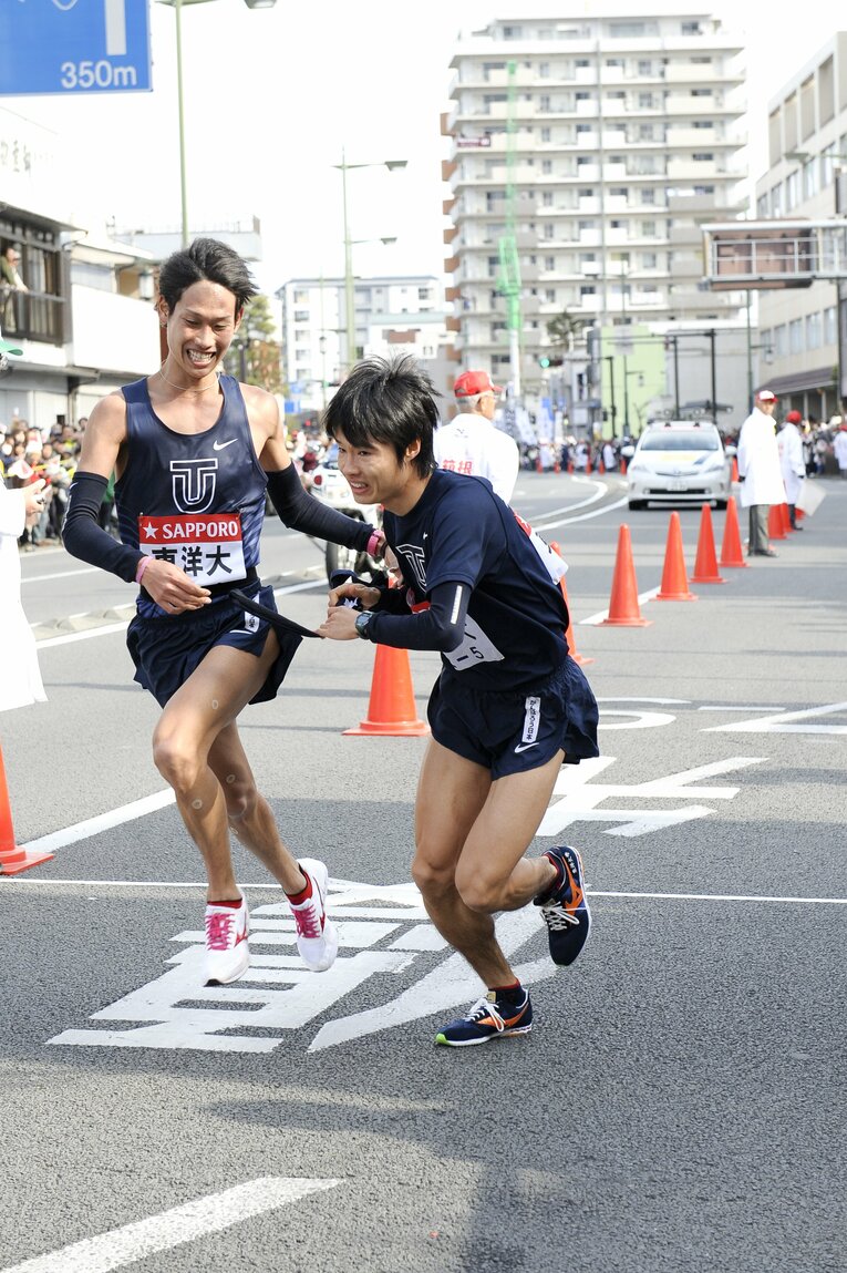 田口雅也（左）から柏原竜二へ（東洋大）　第88回箱根駅伝 ／ photograph by Asami Enomoto