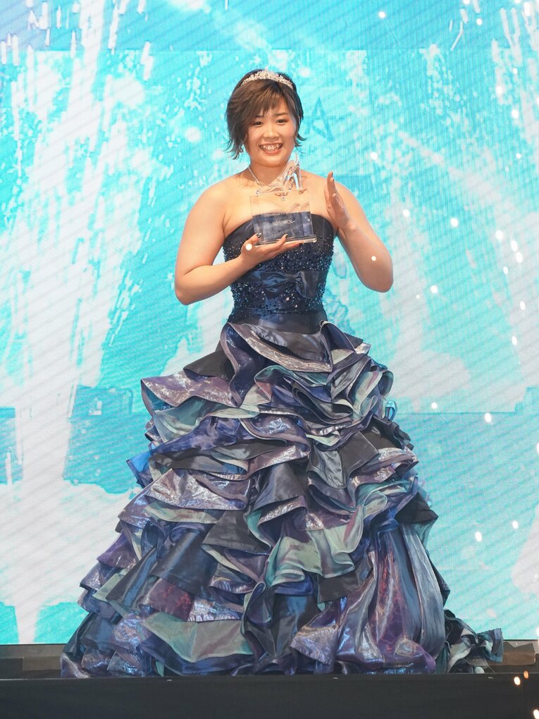 シンデレラ・トーナメントで初出場・初優勝を果たし、ドレスをまとうMIRAI