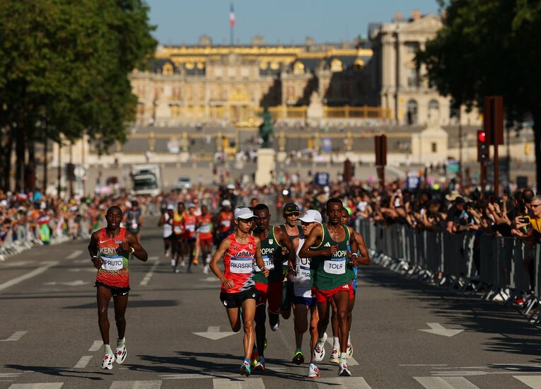 エチオピアのトラ、ケニアのキプルトらと並走する赤崎暁　©Getty Images
