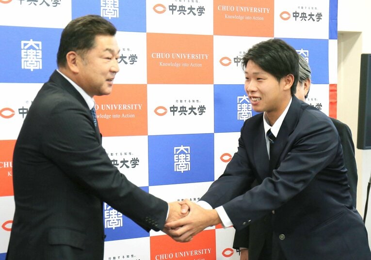 2017年巨人ドラフト1位、中央大の鍬原拓也と握手する岡崎郁（当時スカウト部長） ©JIJI PRESS