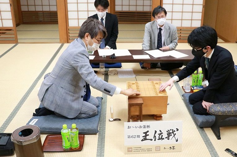 今年の王位戦挑戦者決定戦で豊島将之竜王（右）と対局した羽生善治九段。今もなお棋界のトップオブトップの舞台で戦う ／ photograph by 日本将棋連盟