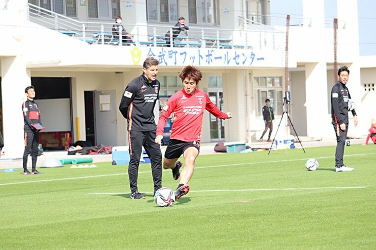 ドリブルが武器の関根貴大でも、現時点では“レギュラー確約”ではないようだ©URAWA REDS