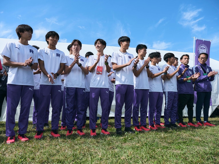 結果発表を待つ選手たち。他校には拍手、一番右には原田昭夫代理監督がいる　©Yuki Suenaga