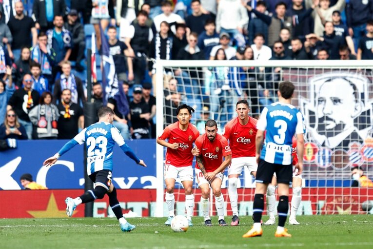 久保建英の祈りと必死さも実らず「先発落ち→6連敗で降格圏」に倒れ込み… 監督解任マジョルカの序列は変わるのか〈撮影者の視点〉(39)