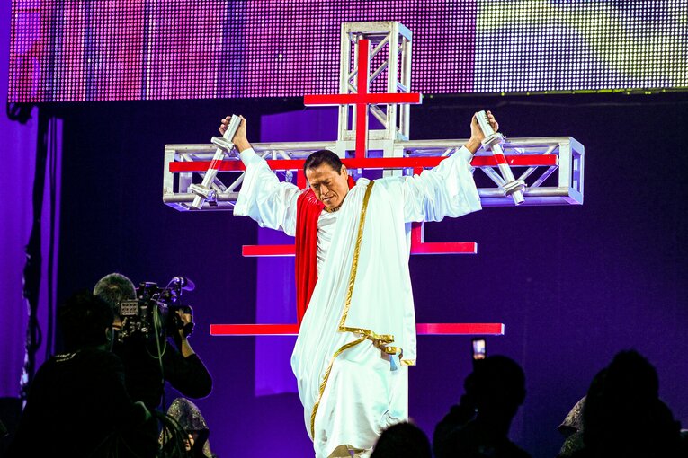 『元気ですか!! 大晦日!! 2011』にて、イエス・キリストをイメージした演出で登場した猪木