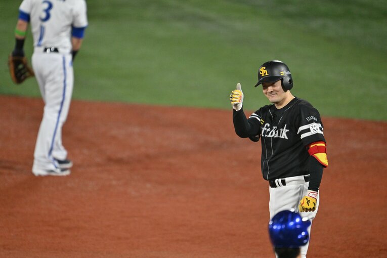 日本シリーズ第1戦、先発の有原航平がタイムリーヒットで自らを援護する　©︎Hideki Sugiyama