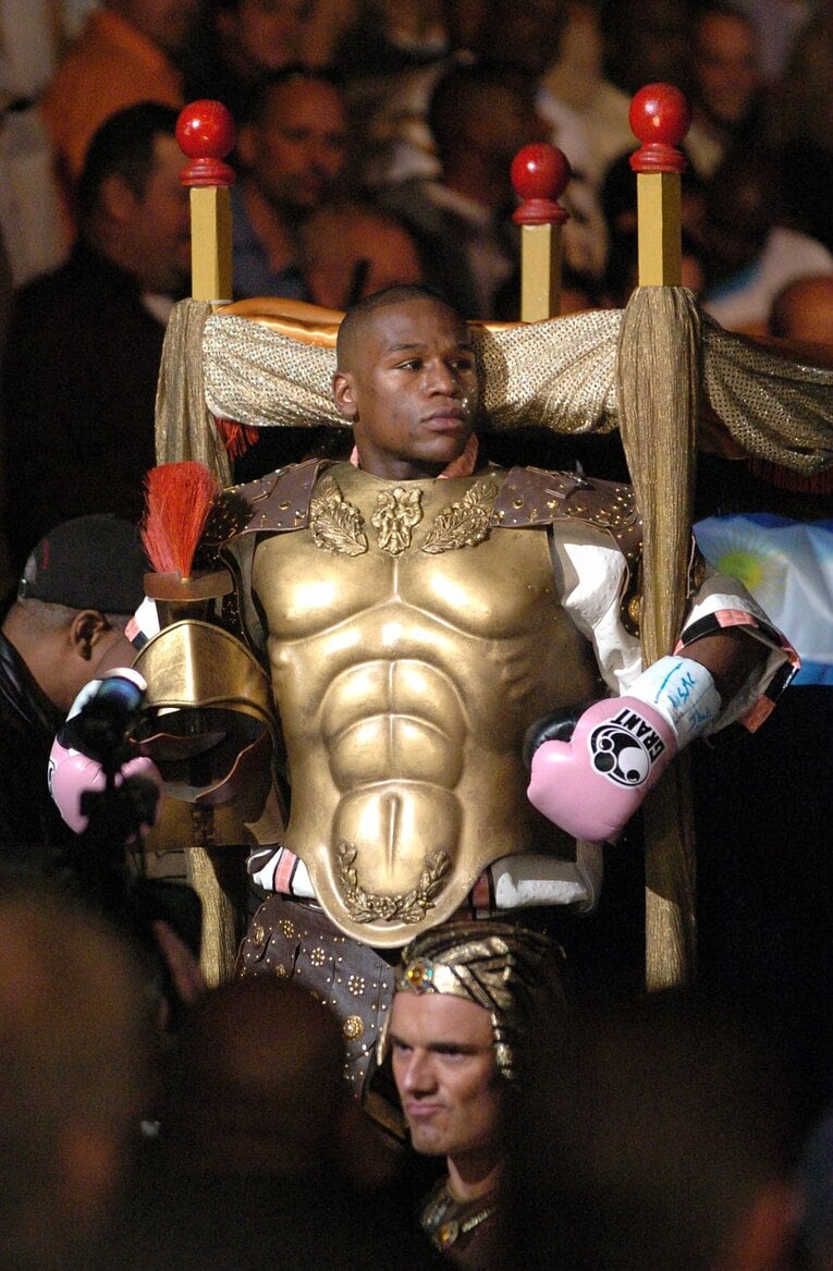 黄金の鎧をまとって入場　©Naoki Fukuda