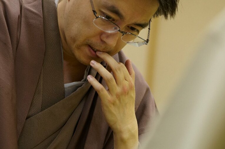 盤上を鋭い視線で見つめる「羽生にらみ」　©Tadashi Shirasawa