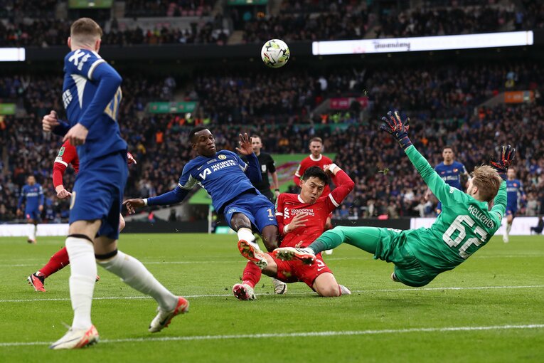 前半21分、チェルシーFWジャクソンのビッグチャンス。ギリギリでシュートブロックする遠藤　©Getty Images