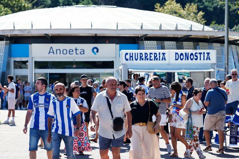 スタジアム直結のAnoeta駅前に集まったサポーター