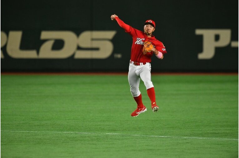 菊池涼介の守備（3/8）　©Hideki Sugiyama