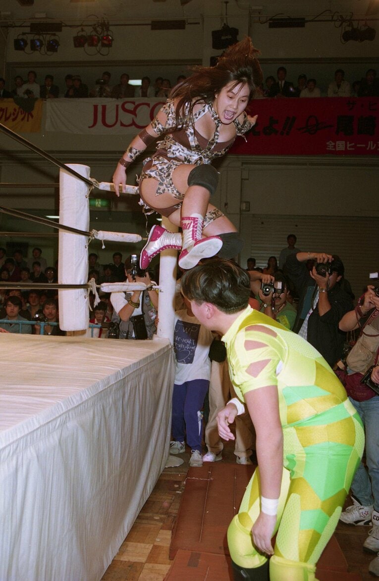 場外のダイナマイト関西にジャンピングキック　©東京スポーツ新聞社